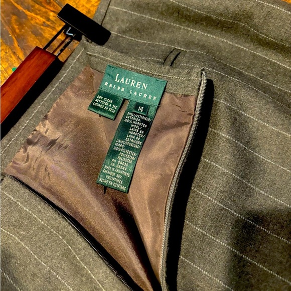 Lauren Ralph Lauren 100%
Worsted Wool Pencil Skirt Size 14
Charcoal Gray Striped - Picture 2 of 11